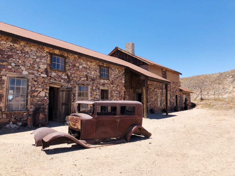 a bus that is sitting in front of a brick building